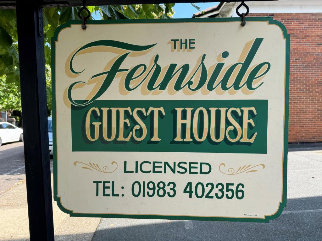Lot: 102 - FREEHOLD GUEST HOUSE WITH 11 GUEST ROOMS AND SEPARATE OWNER'S ACCOMODATION - Fernside Guest house sign